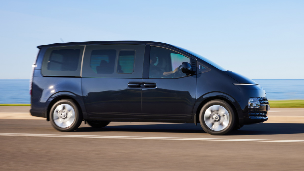 Hyundai Staria Highlander diesel 2021 driving highway