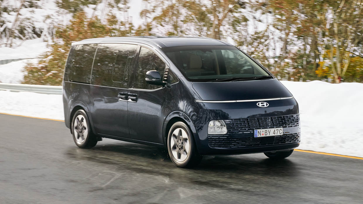 Hyundai Staria Highlander diesel 2021 front driving snow