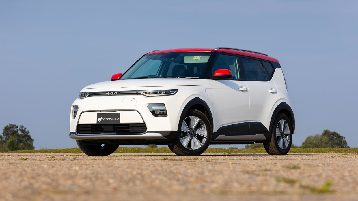 Kia Soul EV LR 2023 front 3/4