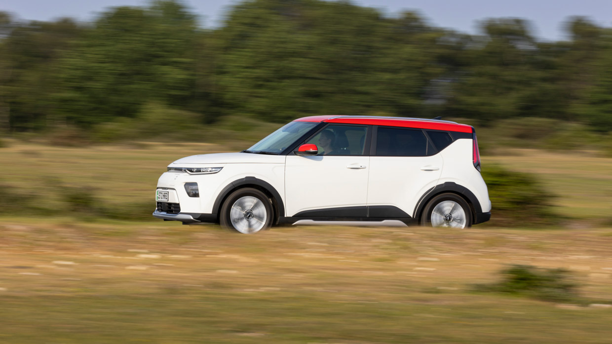 Kia Soul EV LR 2023 driving