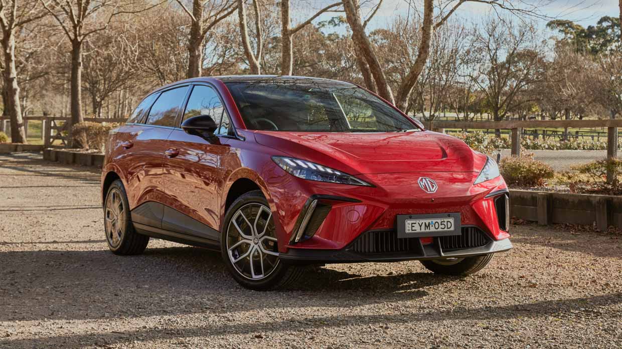 MG4 2023 Essence 77 front 3/4