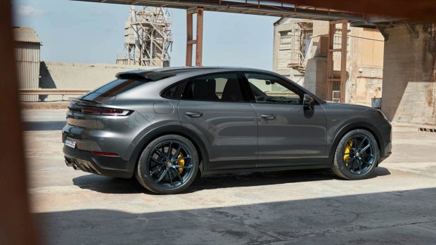 2024 Porsche Cayenne Turbo E-Hybrid side profile