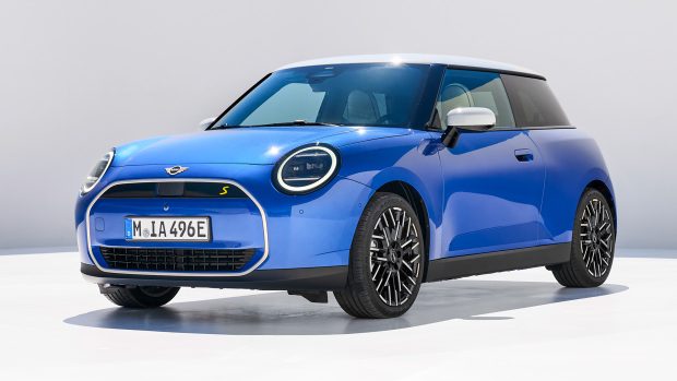 Mini Cooper Electric 2024 front three quarter blue