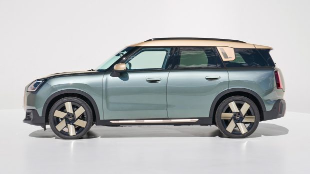 Mini Countryman EV 2024 side profile