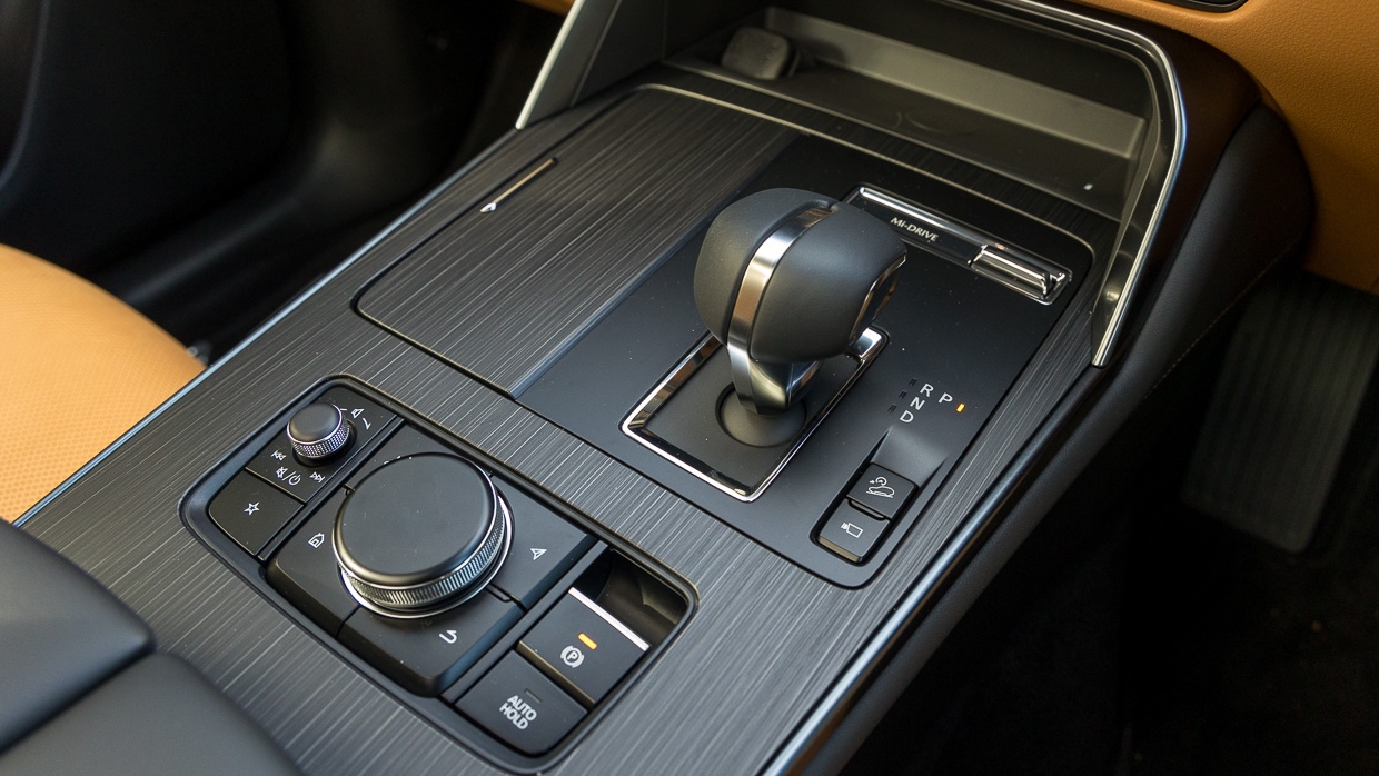 Mazda CX-60 D50e Azami 2023 shifter
