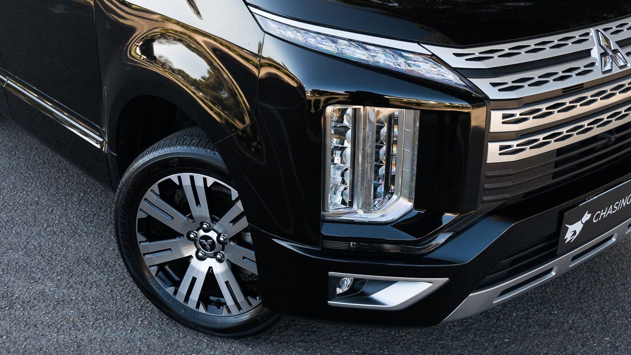 Mitsubishi Delica 2021 front 3/4 close