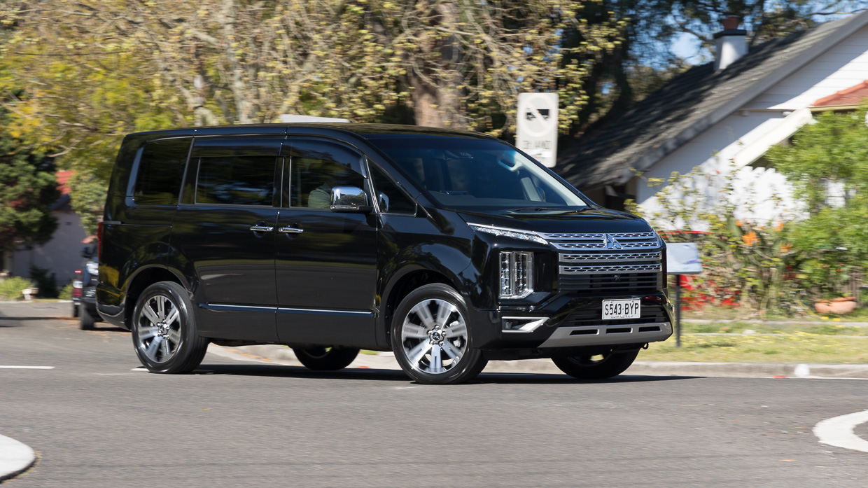 Mitsubishi Delica 2021 driving roundabout 2