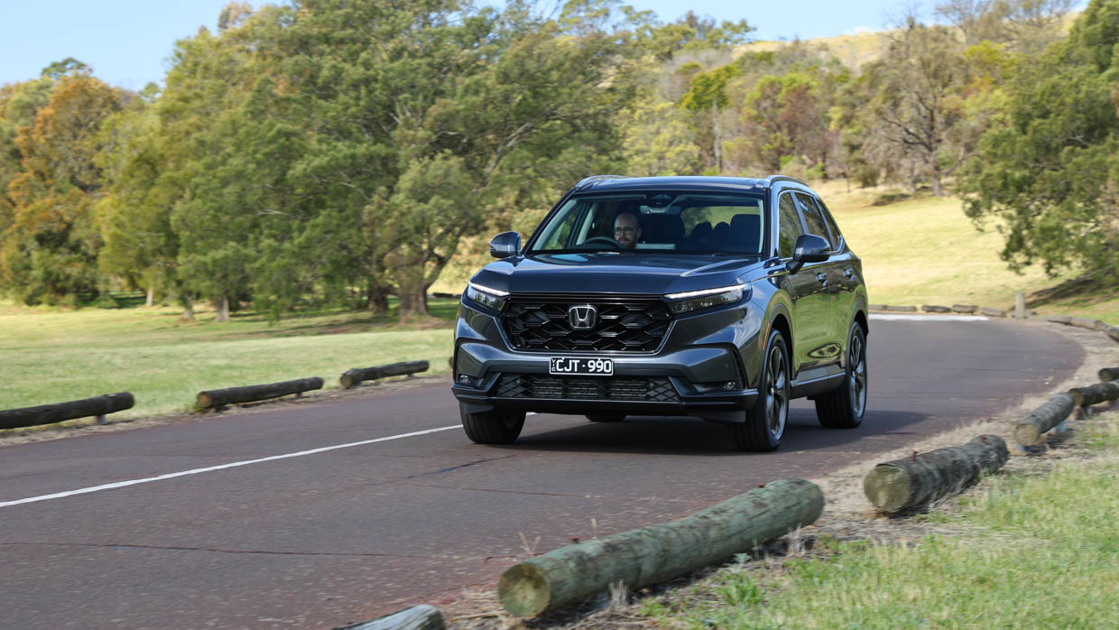Honda CR-V VTi LX AWD 2023 driving front 3/4