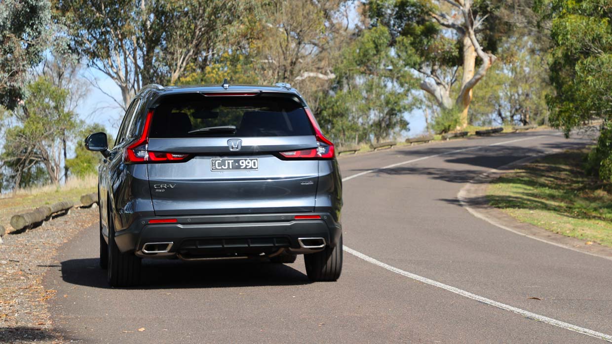 Honda CR-V VTi LX AWD 2023 driving rear 3/4