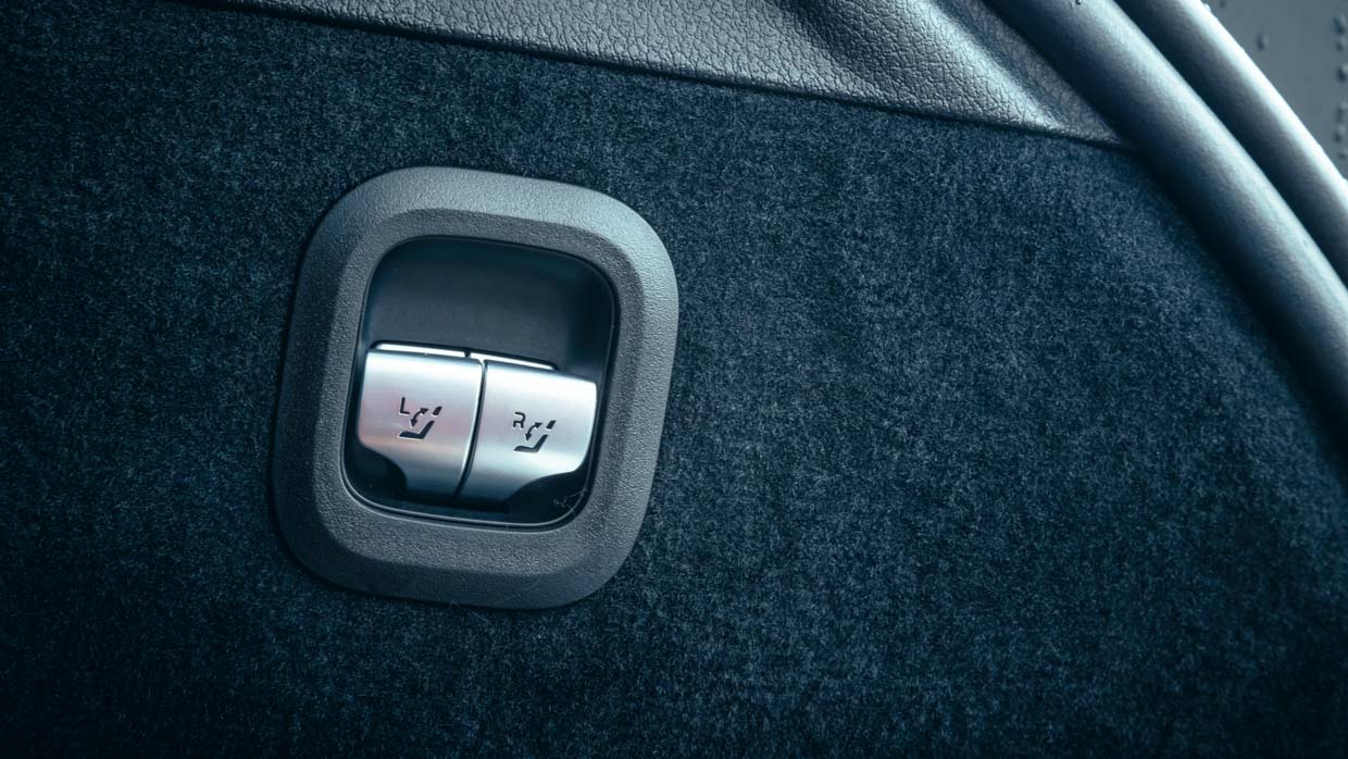 Mercedes-Benz EQS 450 SUV 2023 rear seat buttons