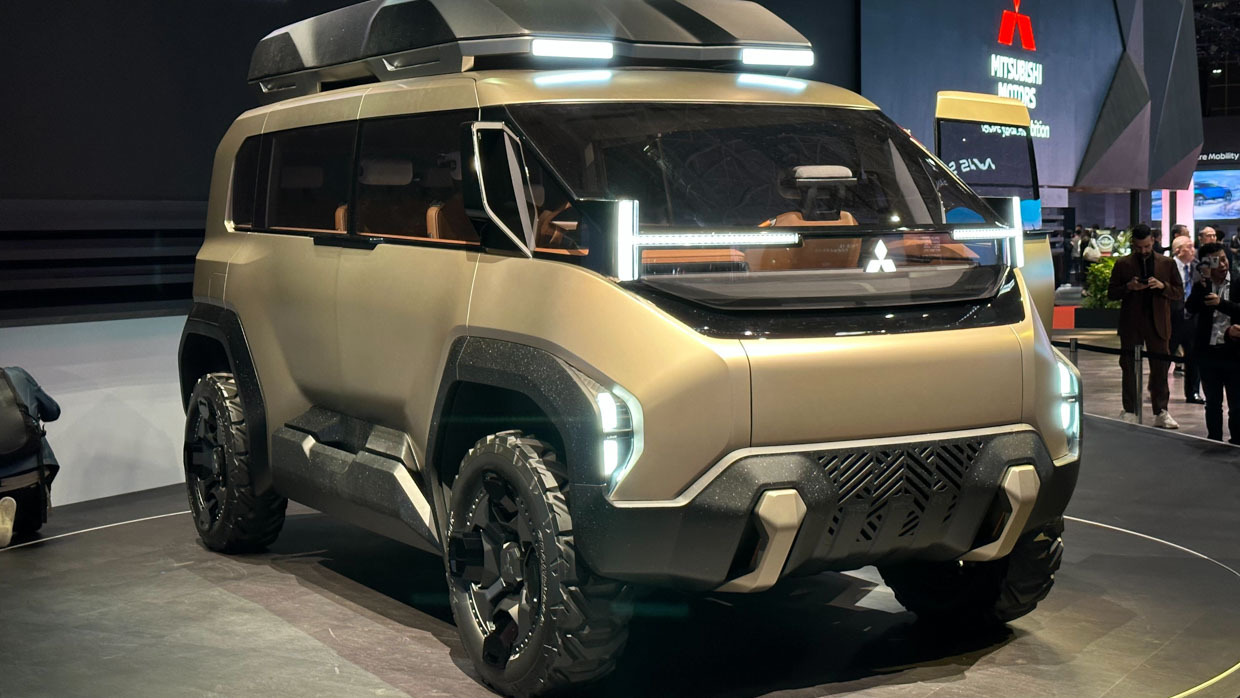 Tokyo Mobility Show 2023 - Mitsubishi DX concept people mover Delica van front 3/4