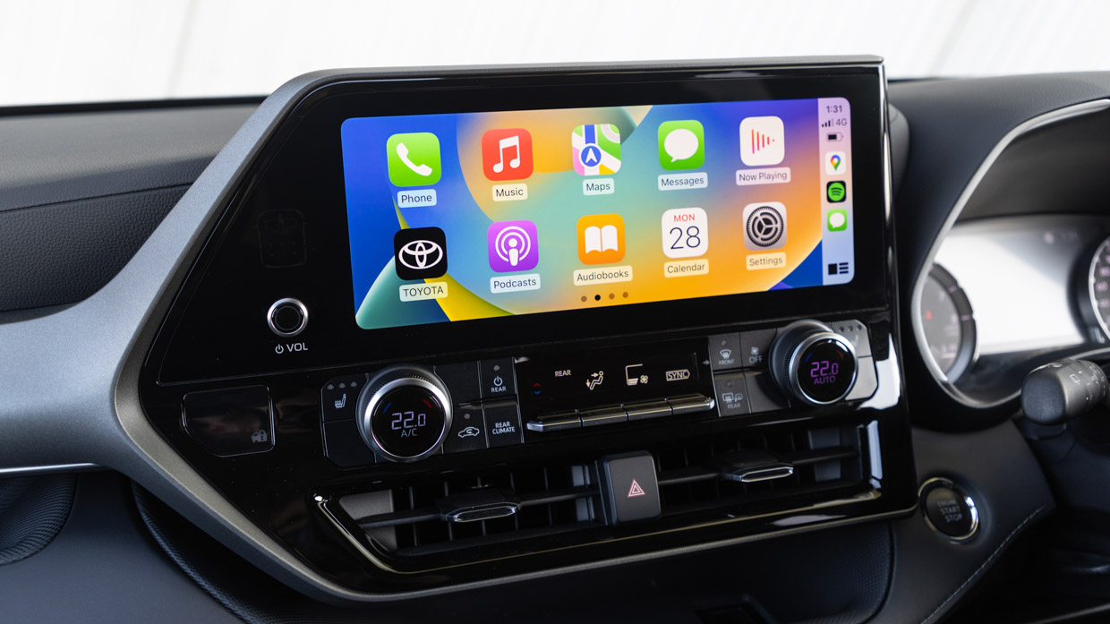 Toyota Kluger GXL 2.4T AWD 2024 touchscreen