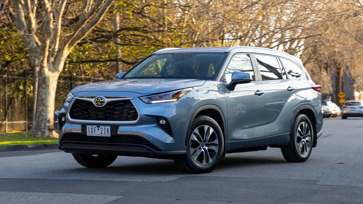 Toyota Kluger GXL 2.4T AWD 2024 front 3/4 driving