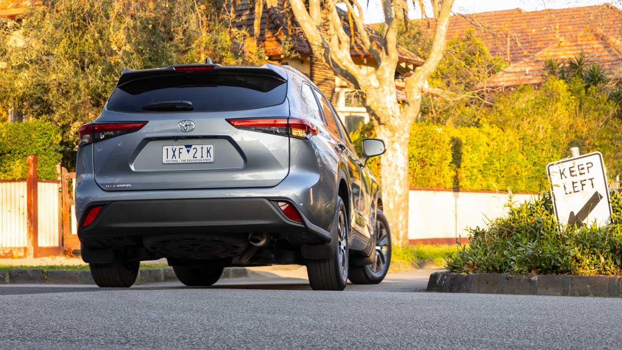 Toyota Kluger GXL 2.4T AWD 2024 rear 3/4 driving 2