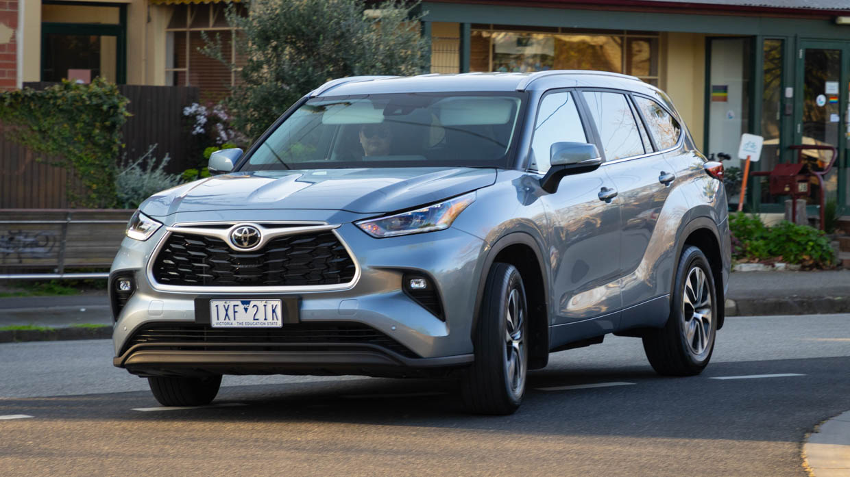 Toyota Kluger GXL 2.4T AWD 2024 front 3/4 driving 3