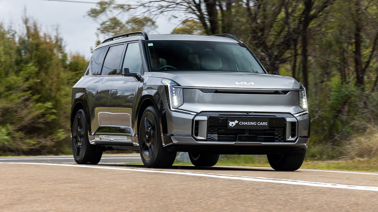 Kia EV9 GT-Line 2024 driving front 2