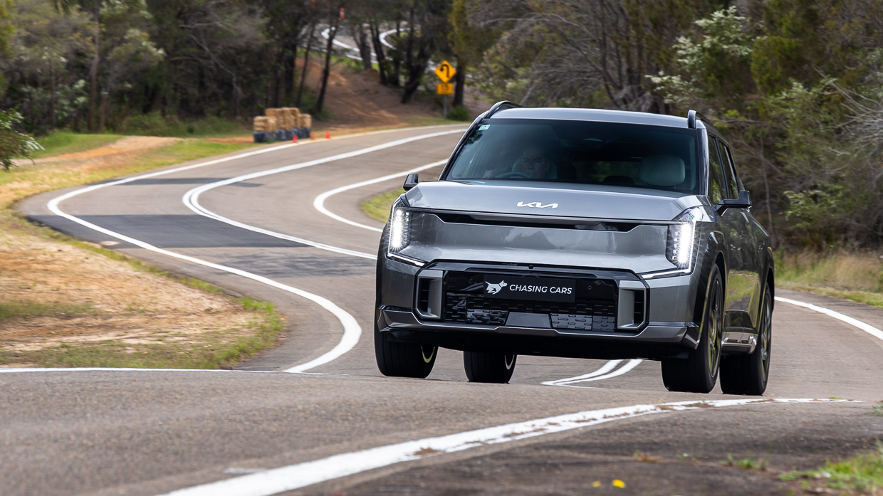 Kia EV9 GT-Line 2024 driving front 6
