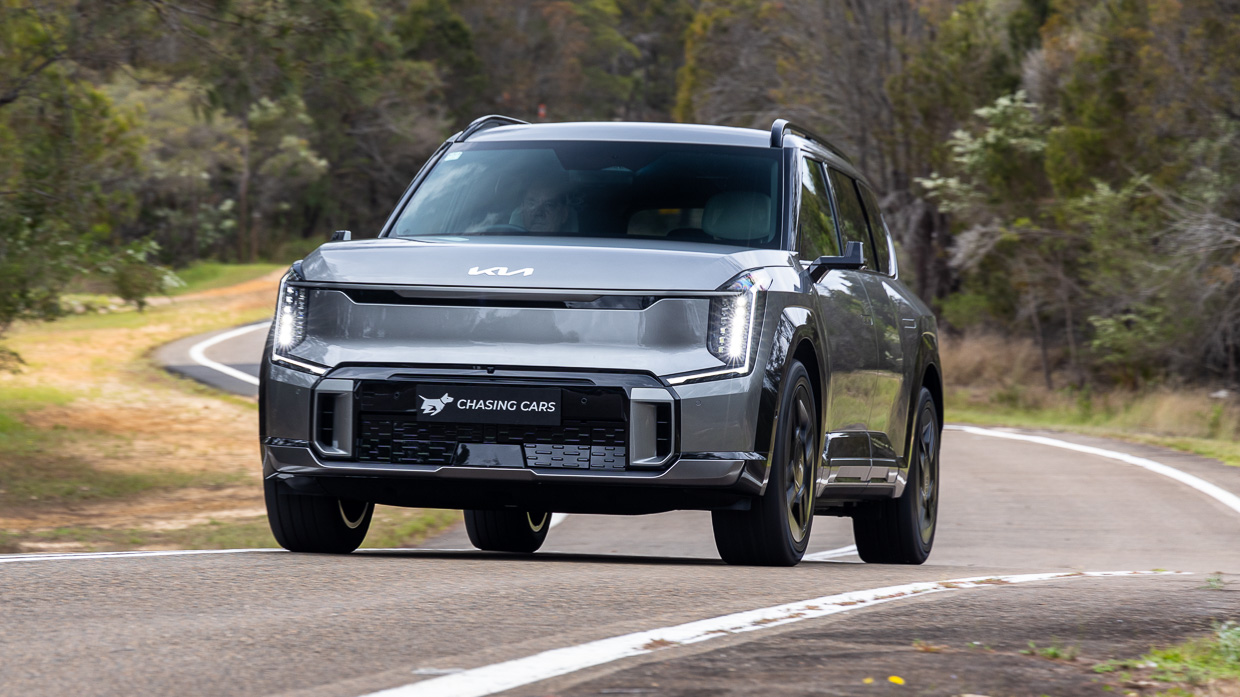 Kia EV9 GT-Line 2024 driving front 7