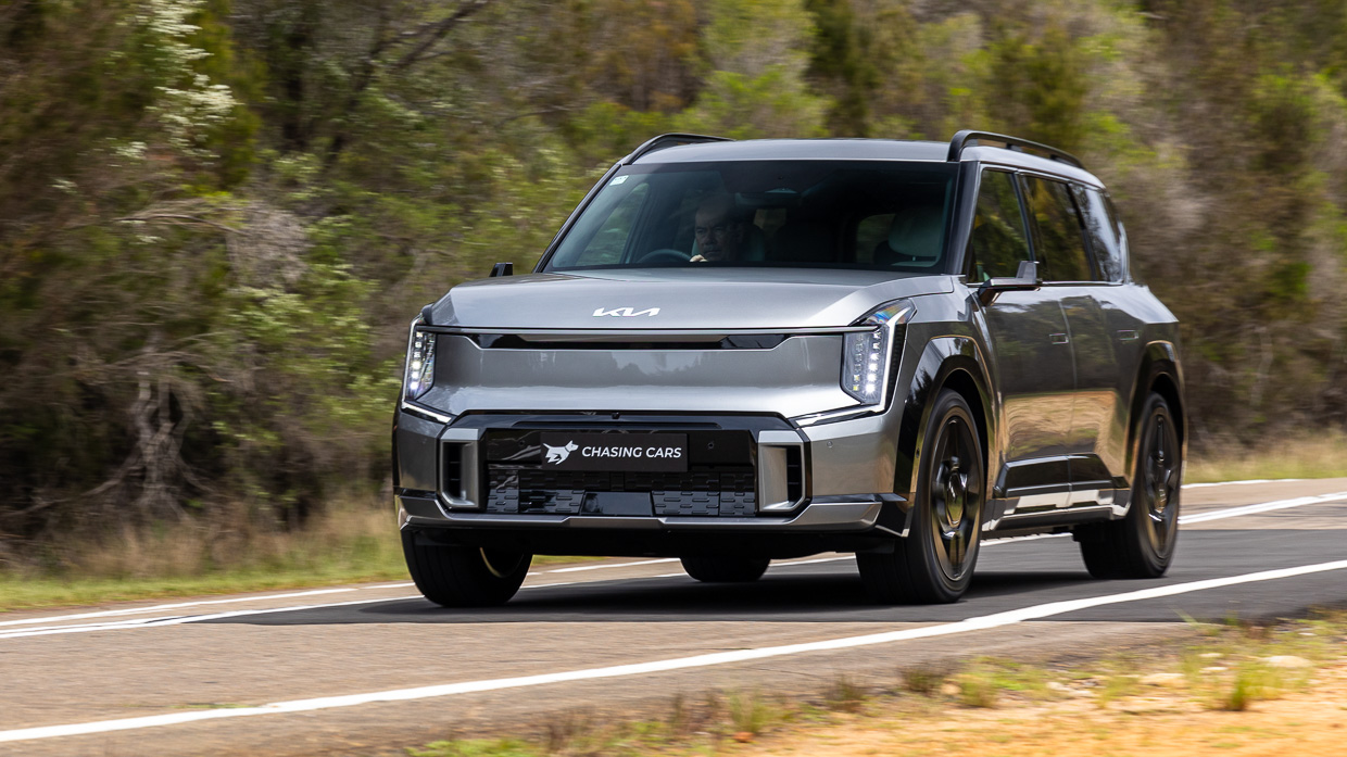 Kia EV9 GT-Line 2024 driving front 10