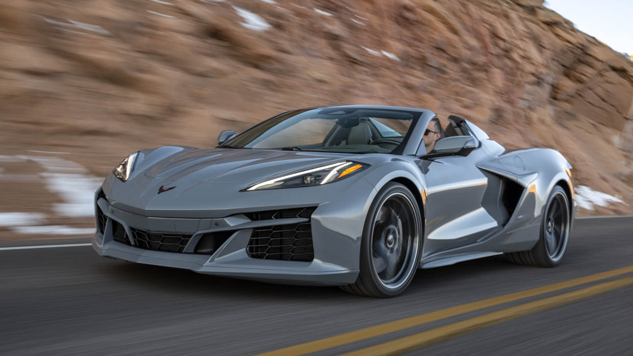 2024 Chevrolet Corvette E-Ray gray entrance 3/4 attitude riding shot