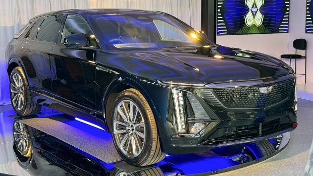 Cadillac Lyriq 2024 front 3/4 2