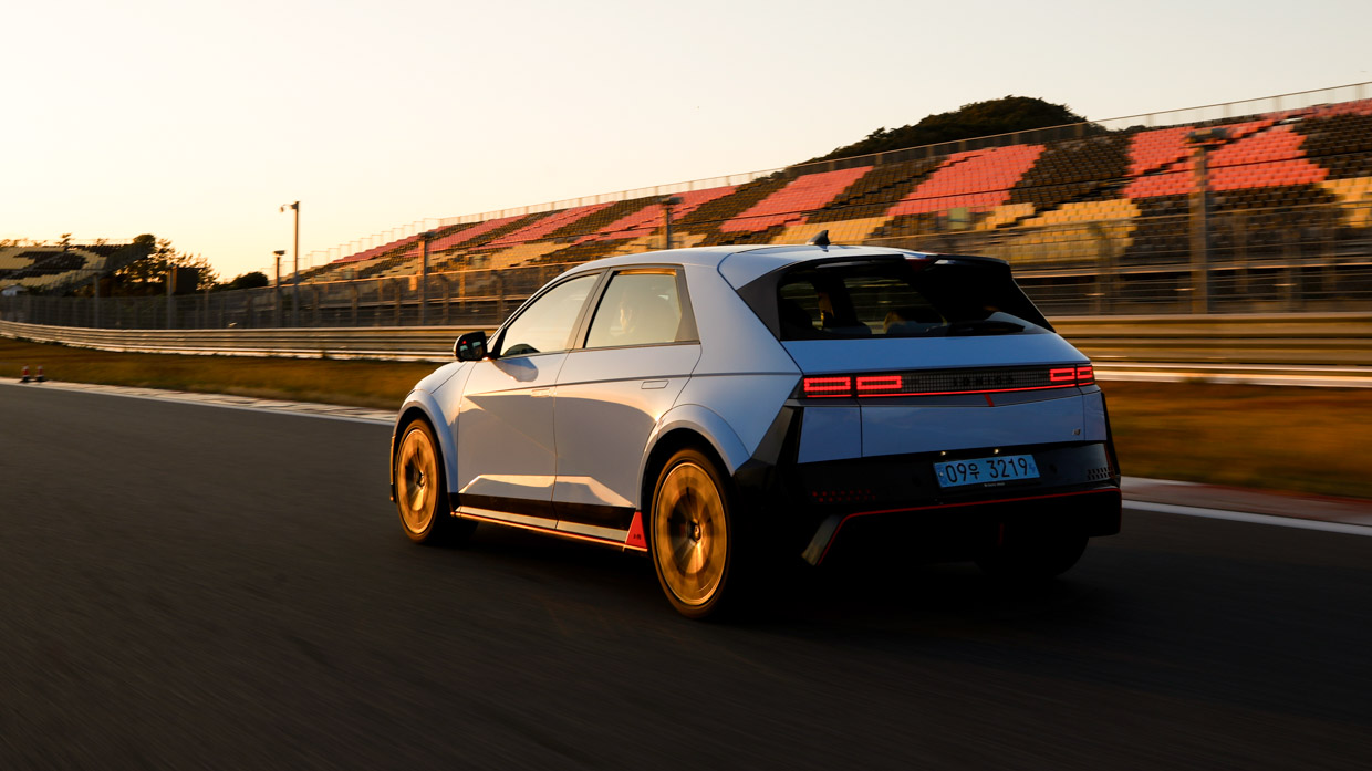 Hyundai Ioniq 5 N 2024 street rear 3/4 4