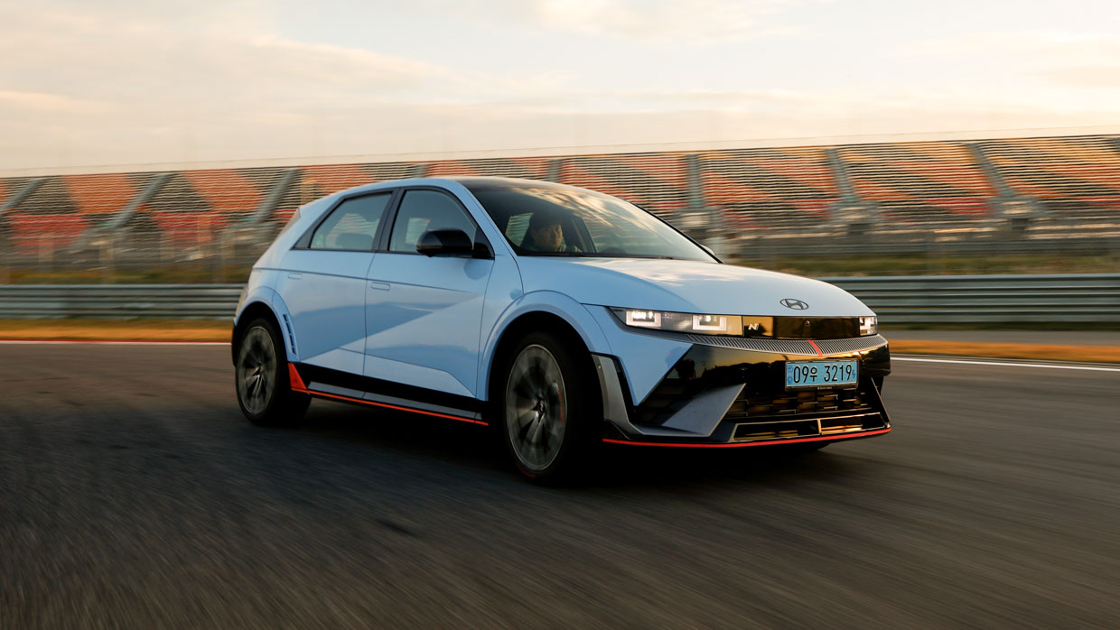 Hyundai Ioniq 5 N 2024 track front 3/4