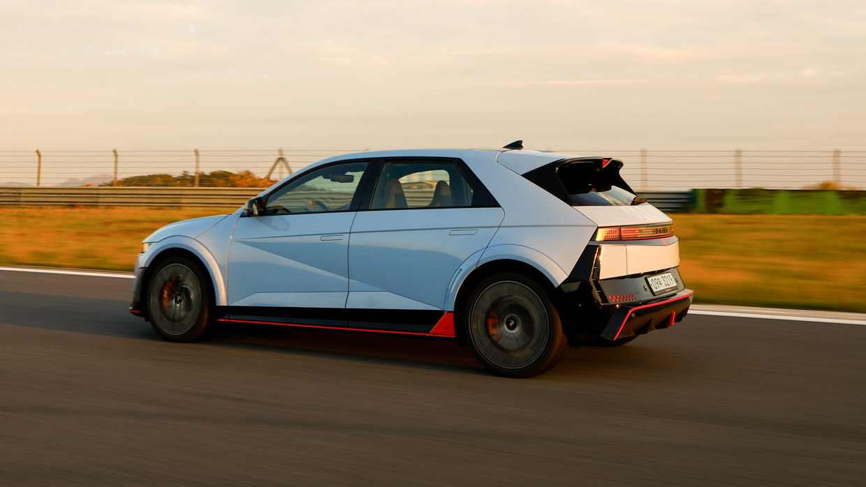 Hyundai Ioniq 5 N 2024 track rear 3/4