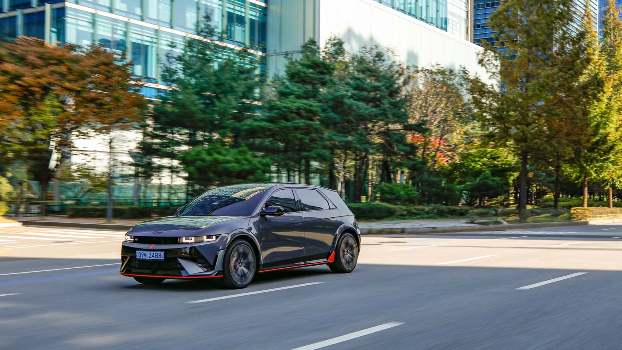 Hyundai Ioniq 5 N 2024 street front 3/4