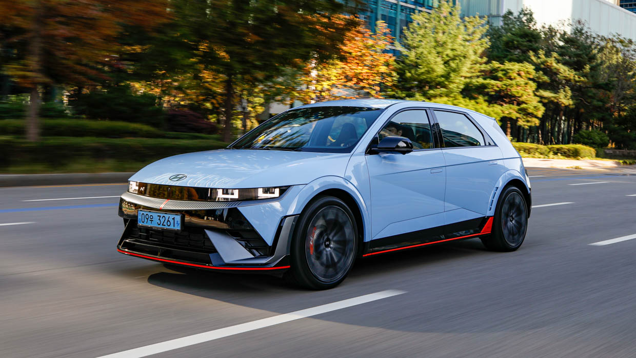 Hyundai Ioniq 5 N 2024 street front 3/4 2