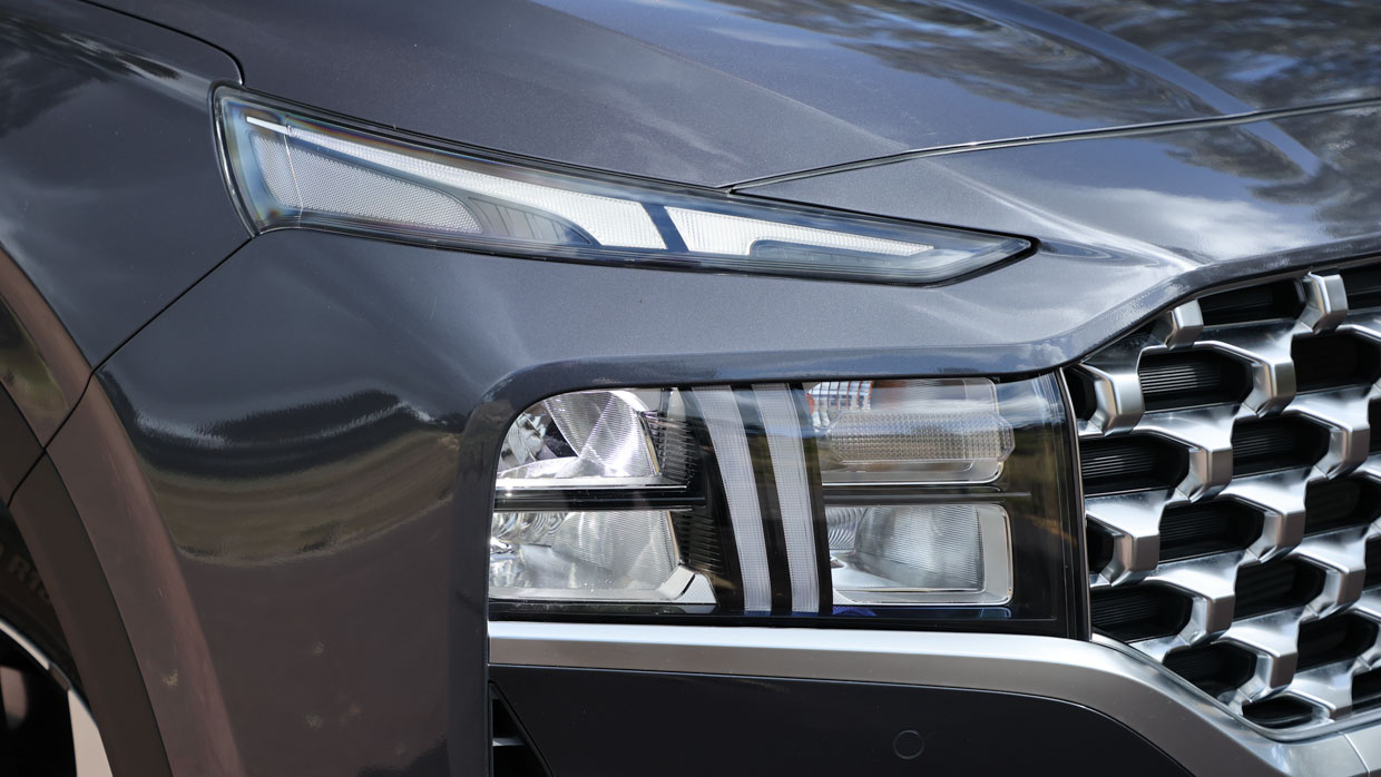 Hyundai Santa Fe Active 2.2D 2023 front 3/4 headlight