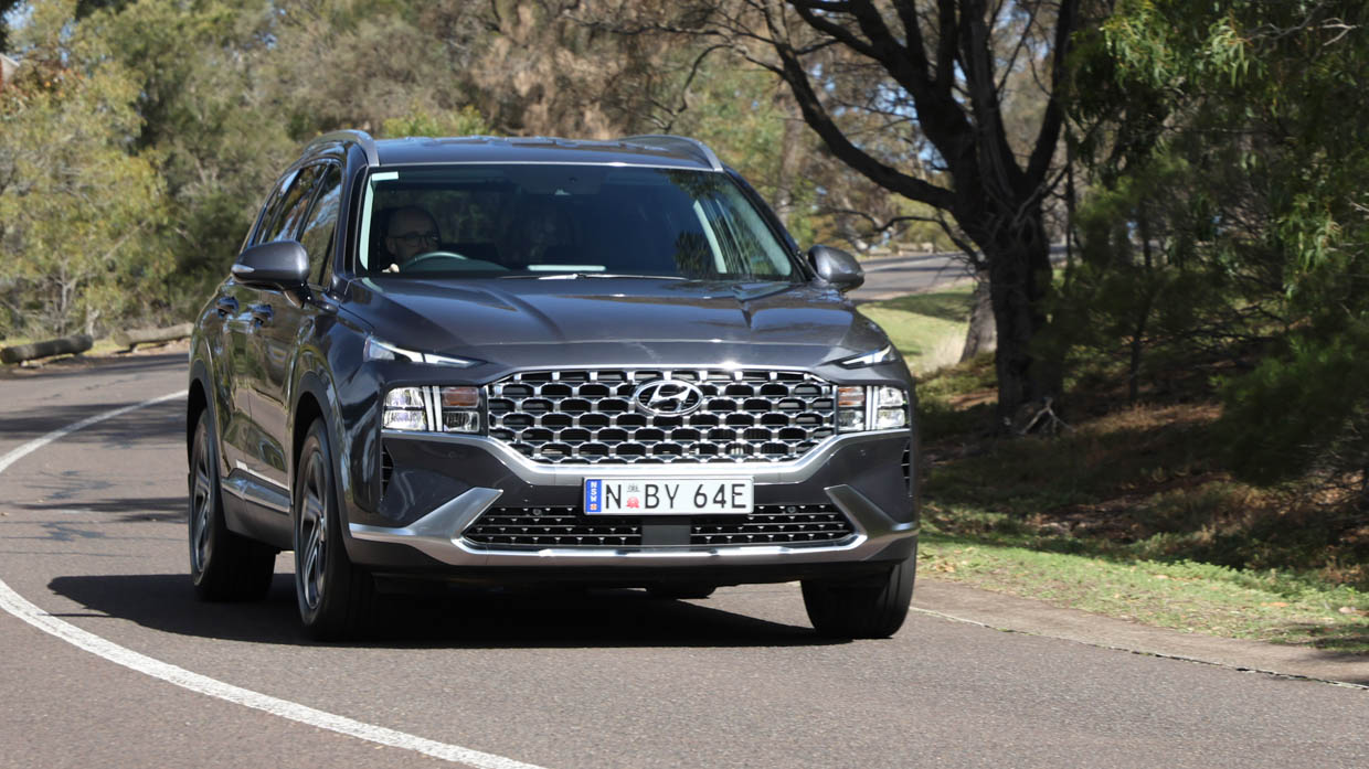 Hyundai Santa Fe Active 2.2D 2023 driving