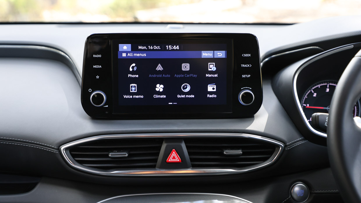 Hyundai Santa Fe Active 2.2D 2023 touchscreen