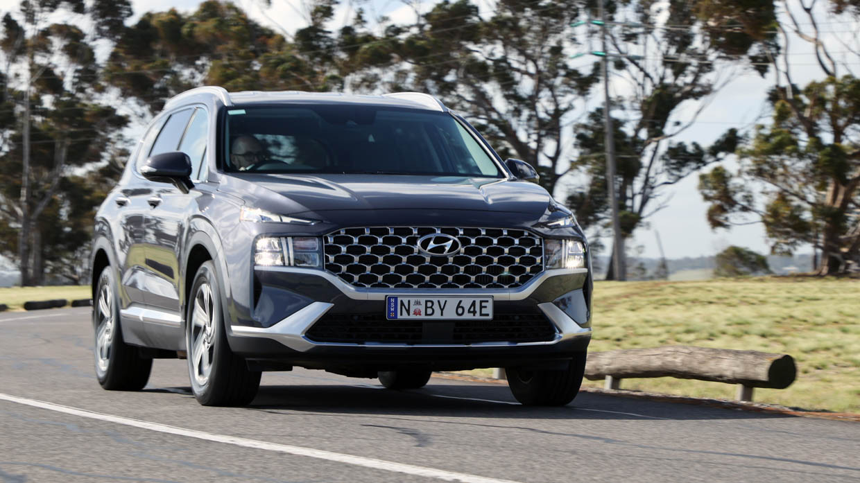 Hyundai Santa Fe Active 2.2D 2023 driving front 3/4