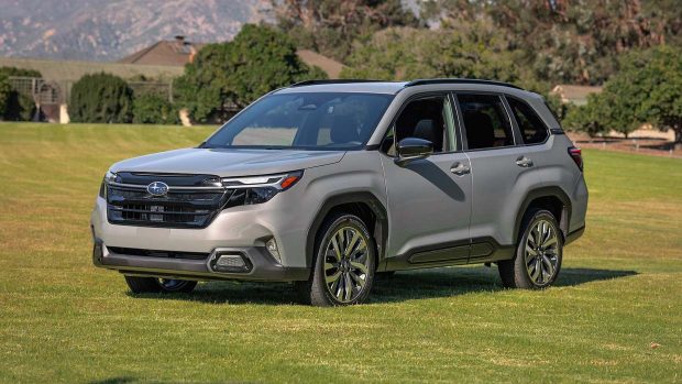 Subaru Forester 2025 front 3/4 gray