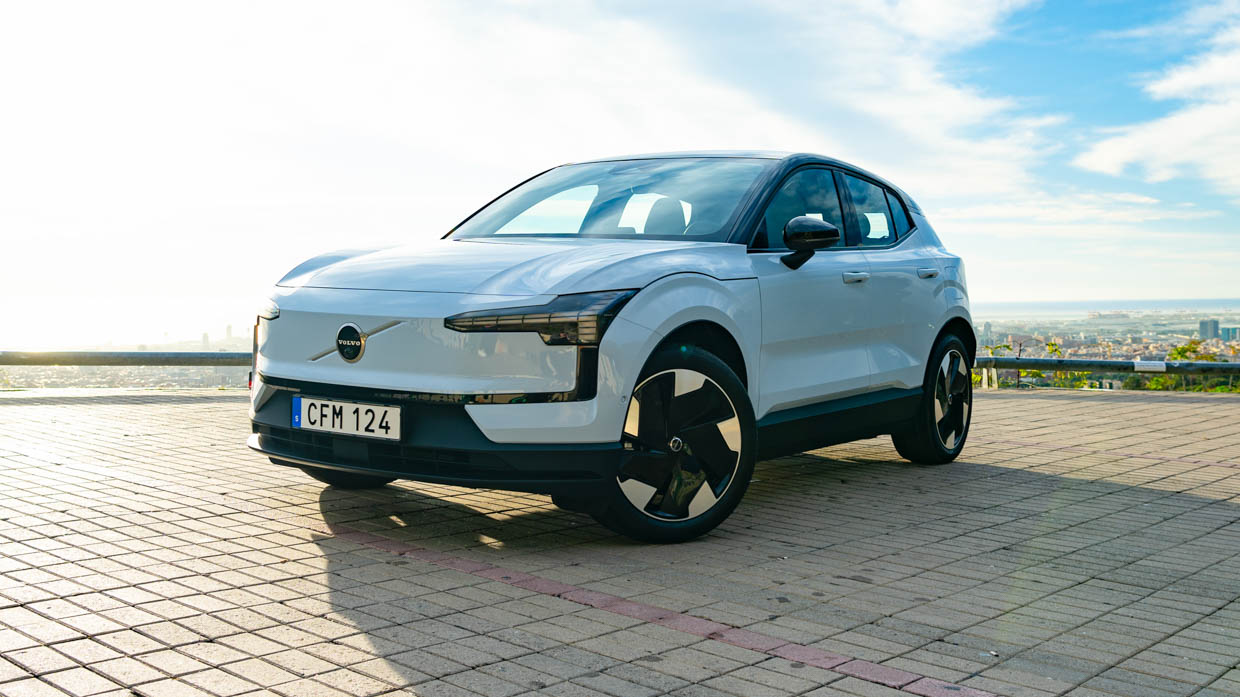 Volvo EX30 2023 front 3/4 2