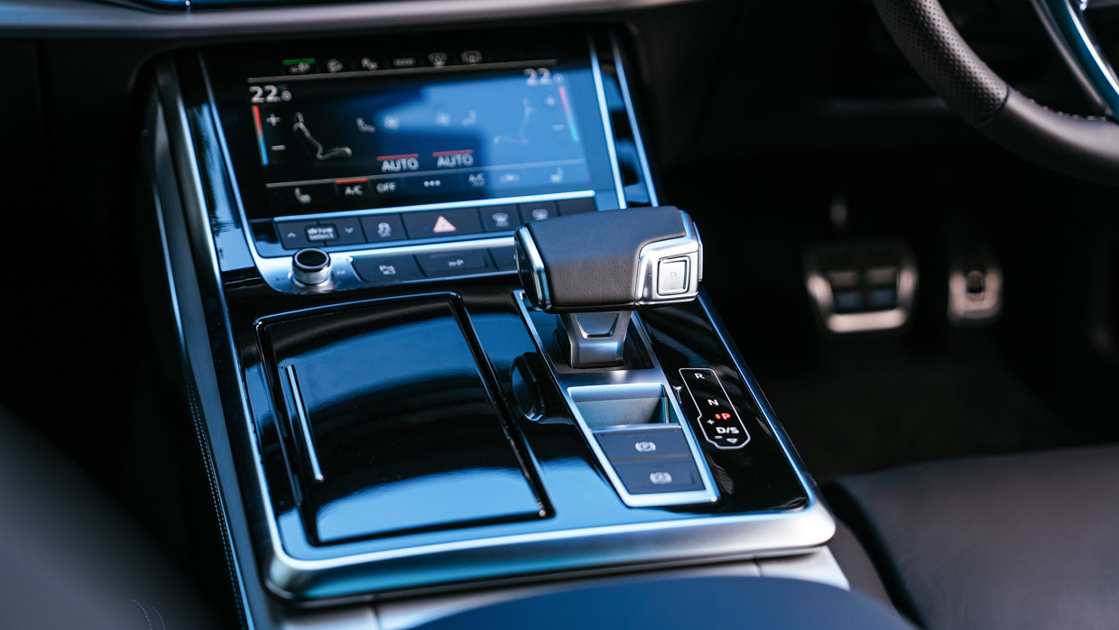 Audi Q8 60 TFSIe 2024 transmission