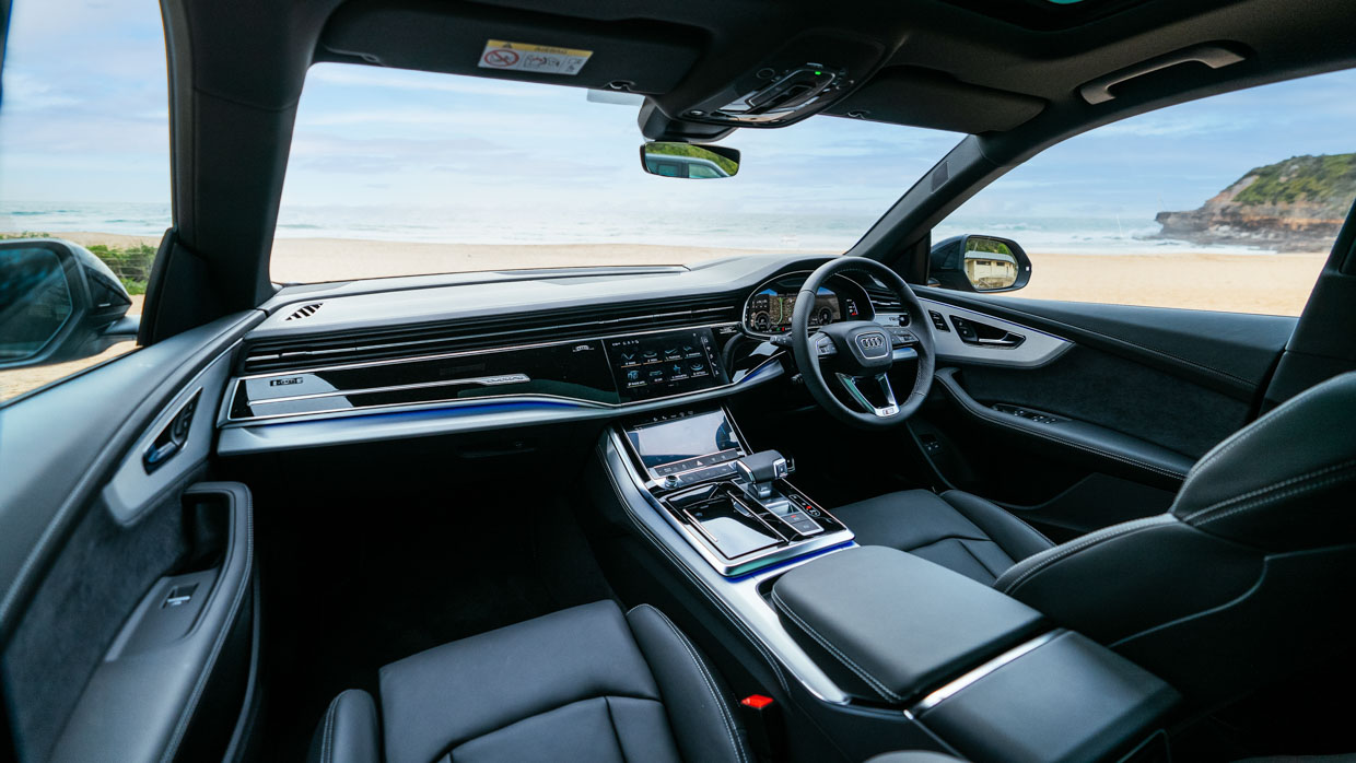 Audi Q8 60 TFSIe 2024 interior
