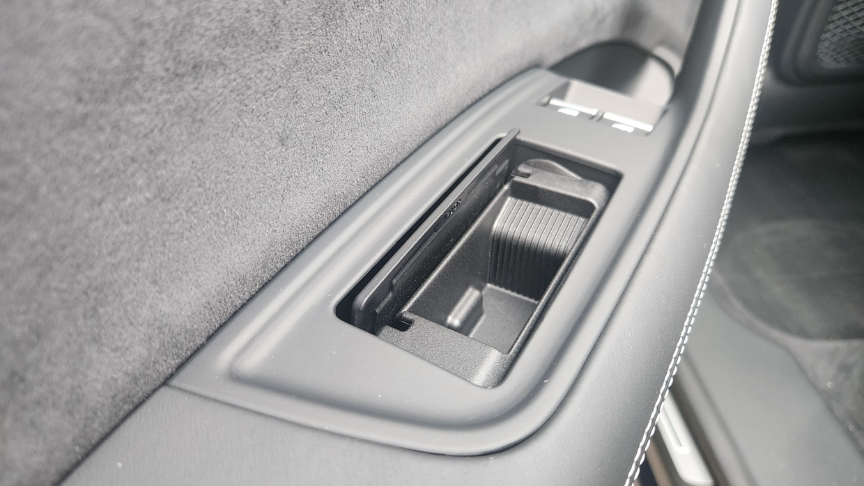Audi Q8 60 TFSIe 2024 ash tray