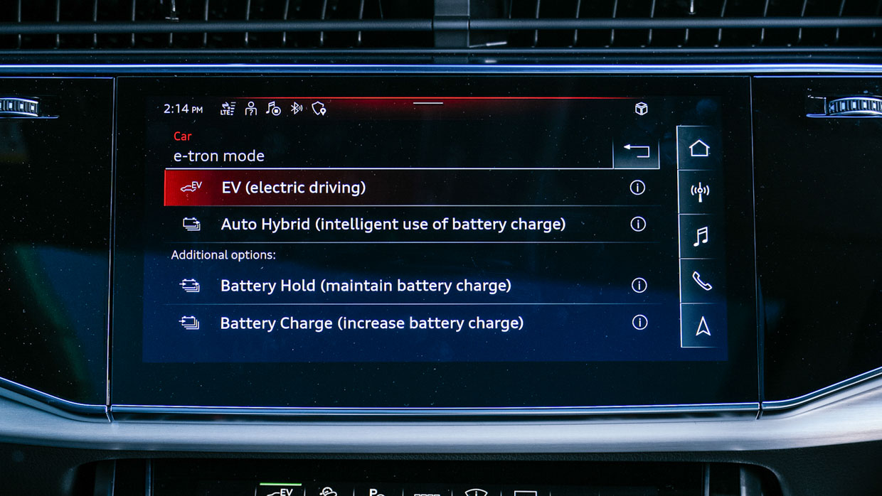 Audi Q8 60 TFSIe 2024 info screen