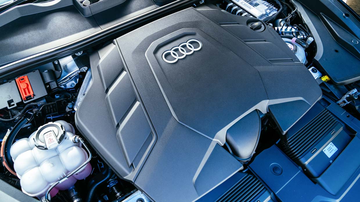 Audi Q8 60 TFSIe 2024-36 engine