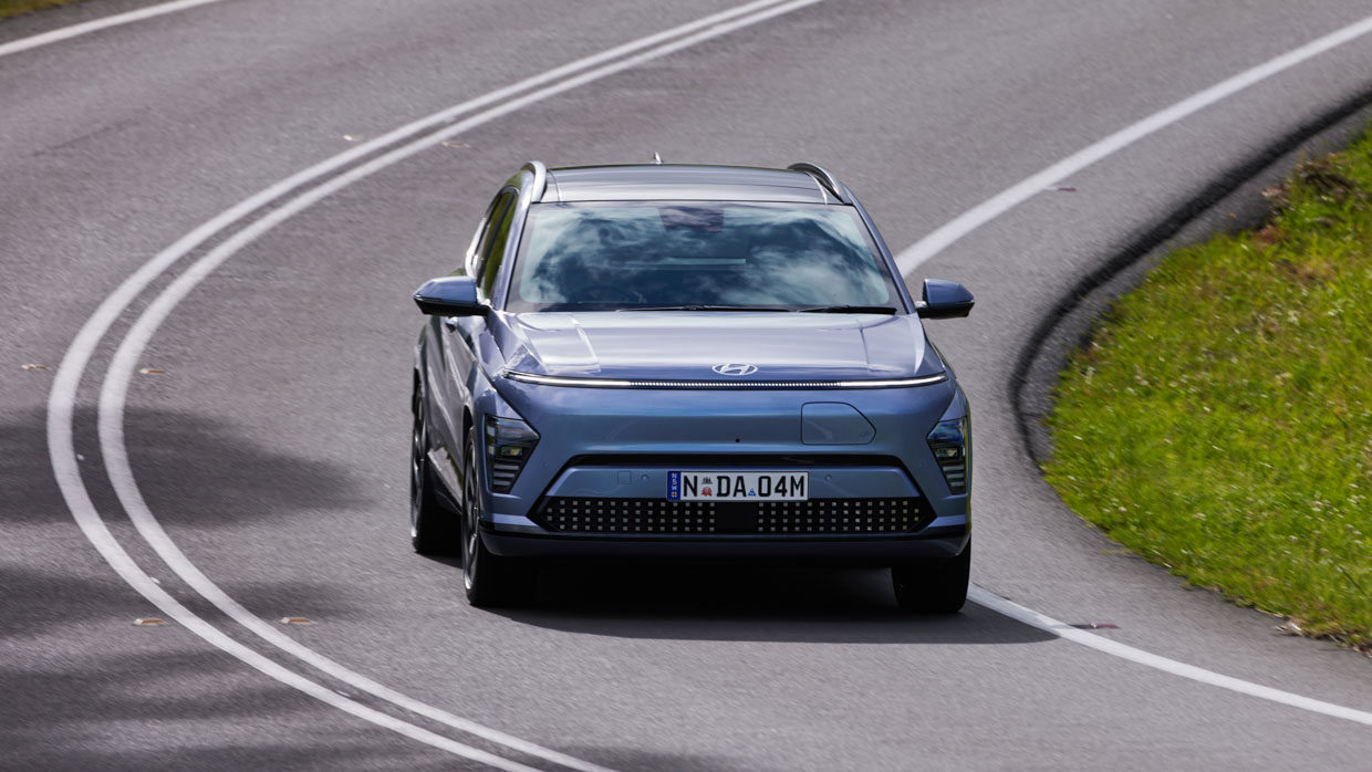 Hyundai Kona Electric Premium 2024 driving front 5