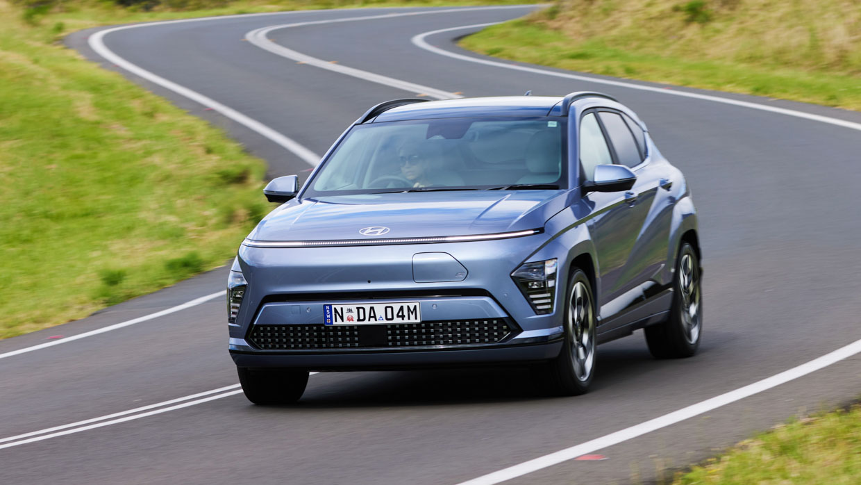 Hyundai Kona Electric Premium 2024 driving front 6