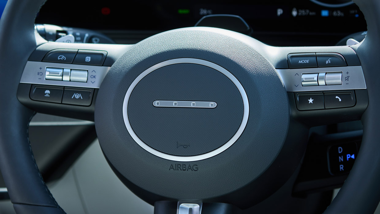 Hyundai Kona Electric Premium 2024 interior steering wheel