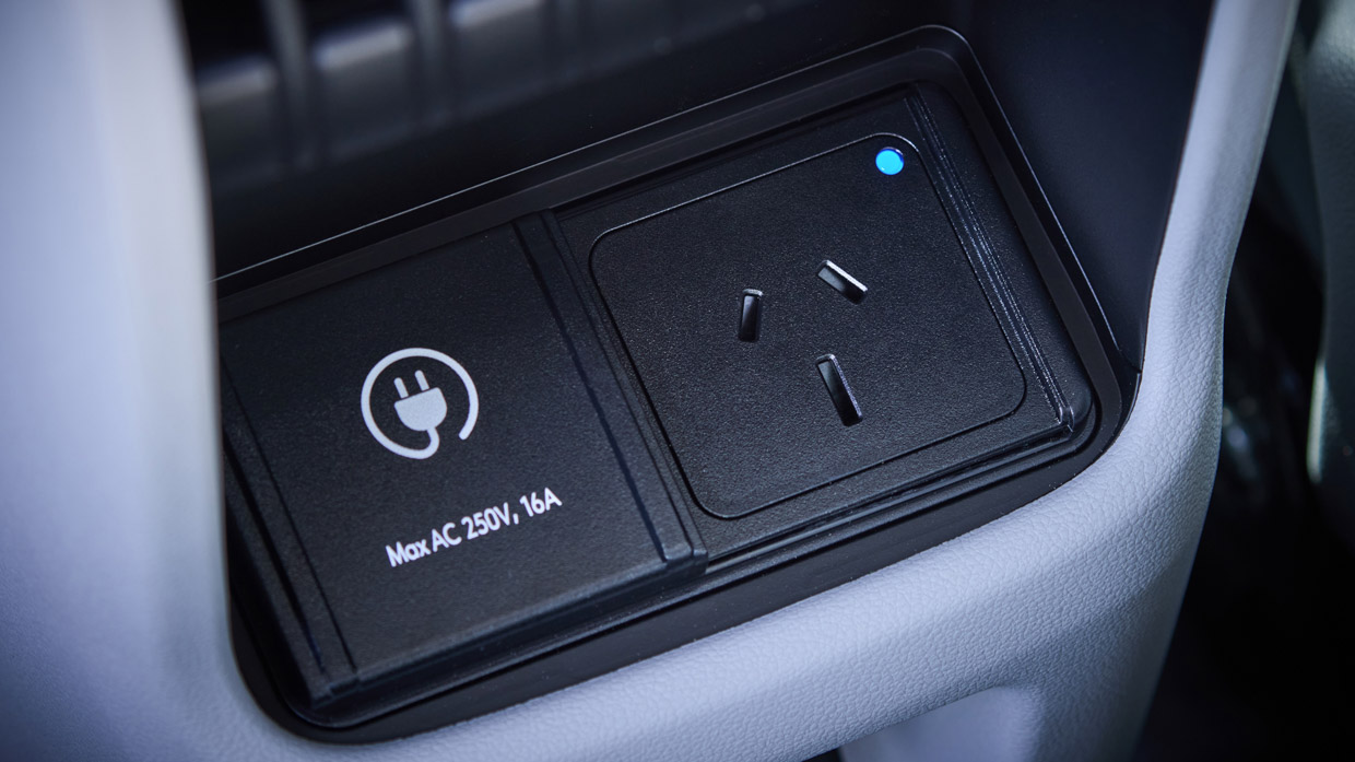 Hyundai Kona Electric Premium 2024 interior plug