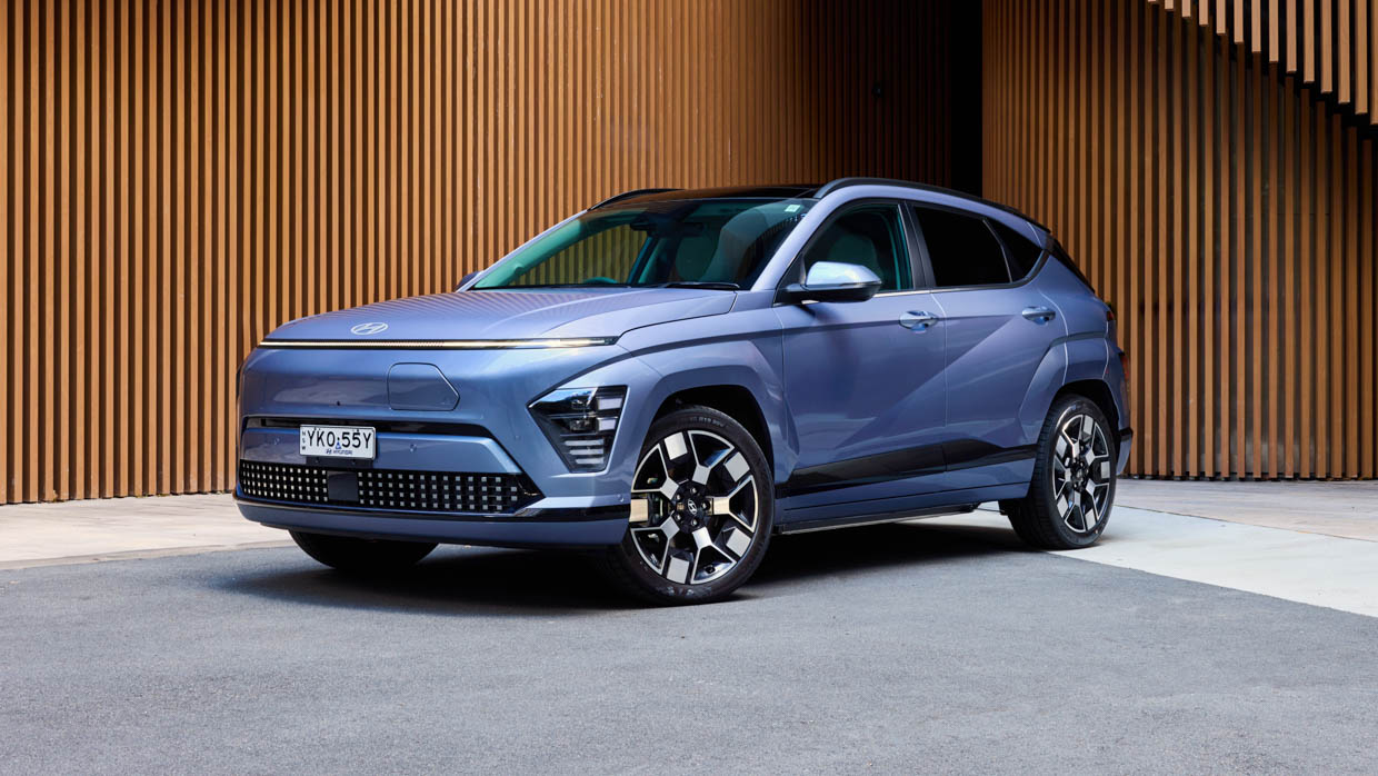 Hyundai Kona Electric Premium 2024 front 3/4 2