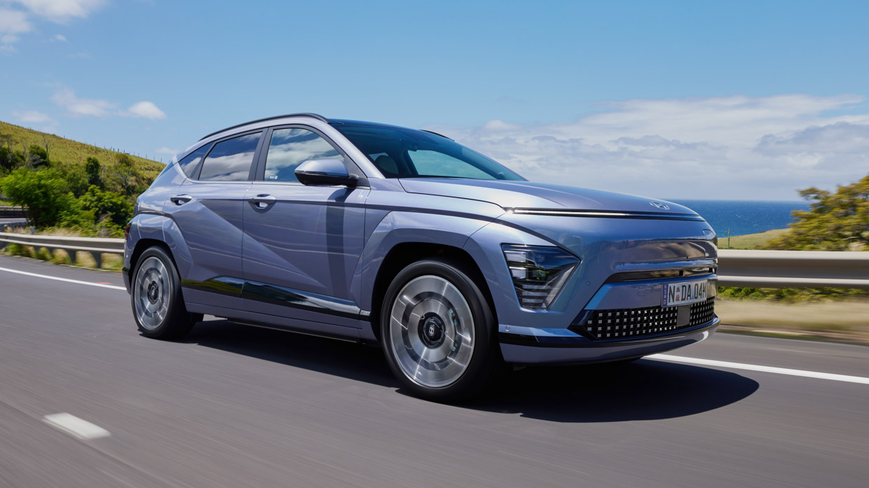 Hyundai Kona Electric Premium 2024 driving front 2