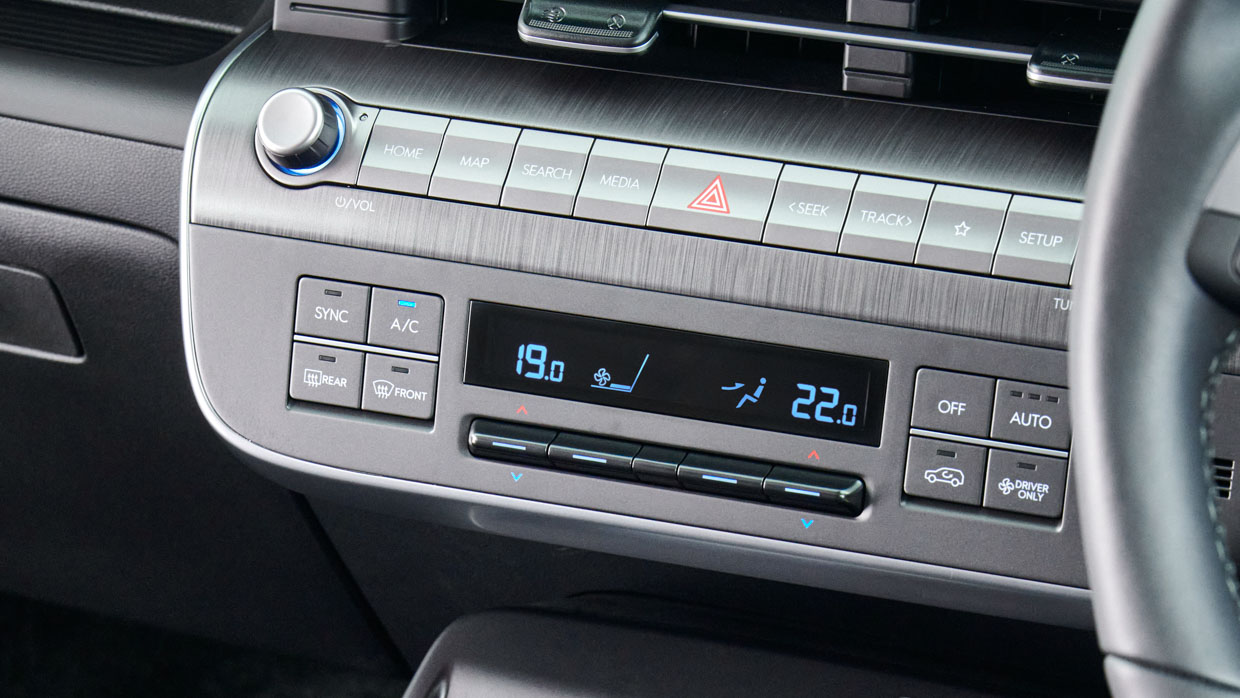 Hyundai Kona Hybrid Premium 2024 interior climate control