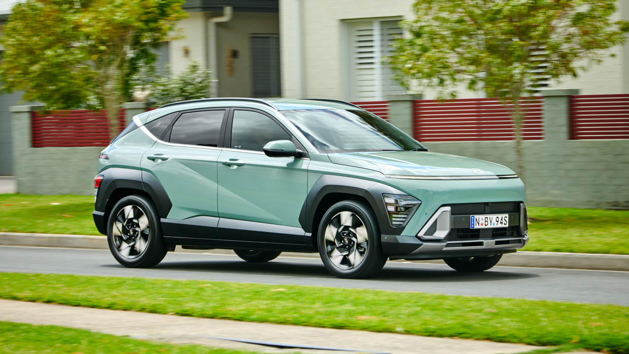 Hyundai Kona Hybrid Premium 2024 driving 2
