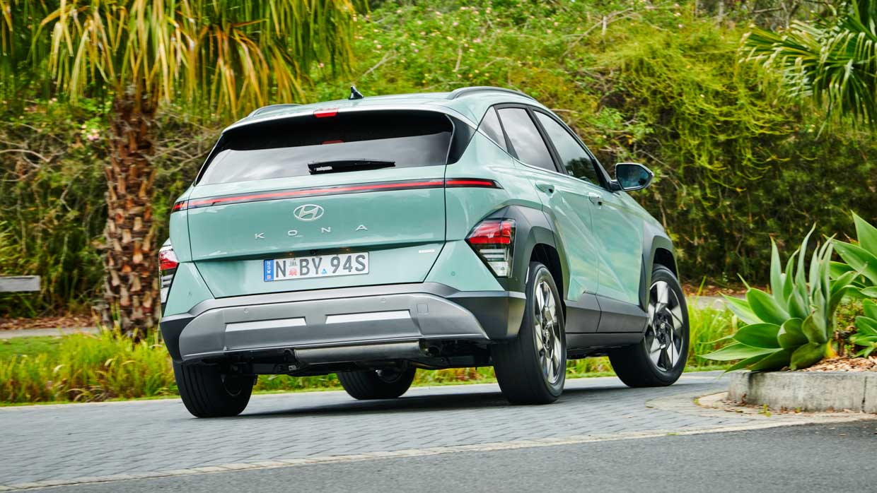 Hyundai Kona Hybrid Premium 2024 driving rear 2
